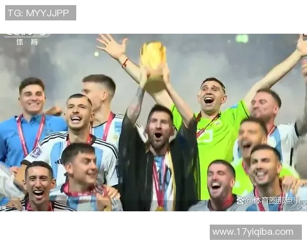 足球球星与队友共同举起奖杯庆祝荣耀时刻展现团结与拼搏精神